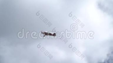 一架在云下飞行的红白飞机在慢速射击中的底部视野